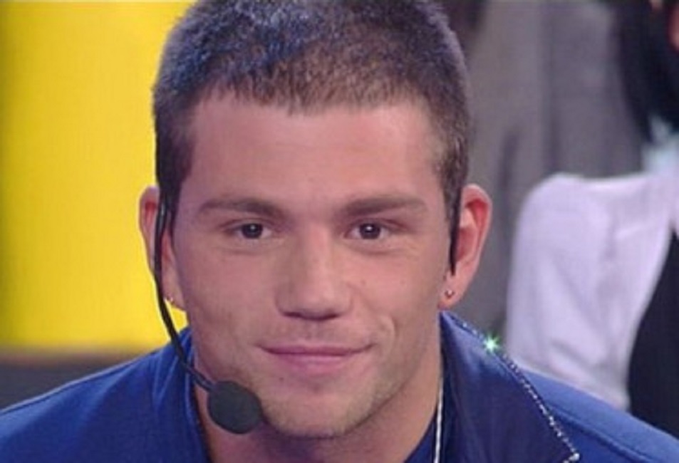 VE LO RICORDATE? LASCIO' AMICI PER SALVARE LA FIDANZATA. ECCO DOVE E' RIAPPARSO