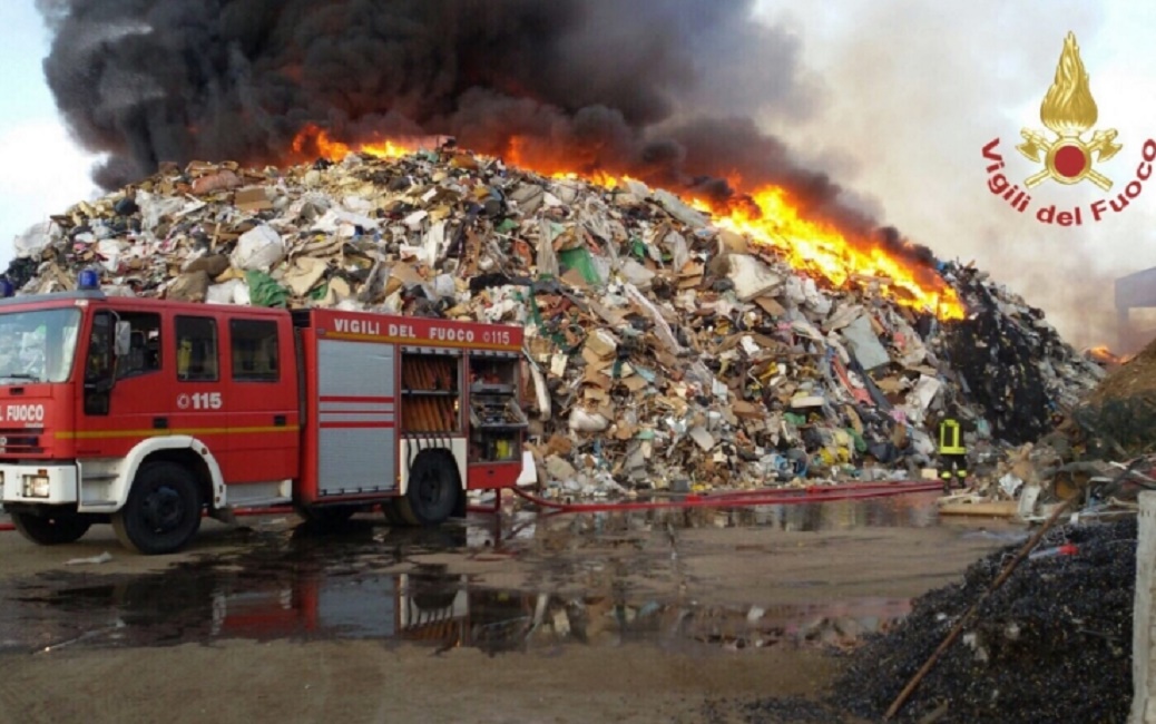 Mortara (Pavia), dopo incendio rifiuti l'aria è irrespirabile: scuole chiuse