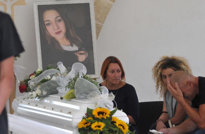 Noemi Durini, i funerali. La mamma ai giovani: "Non odiate"05