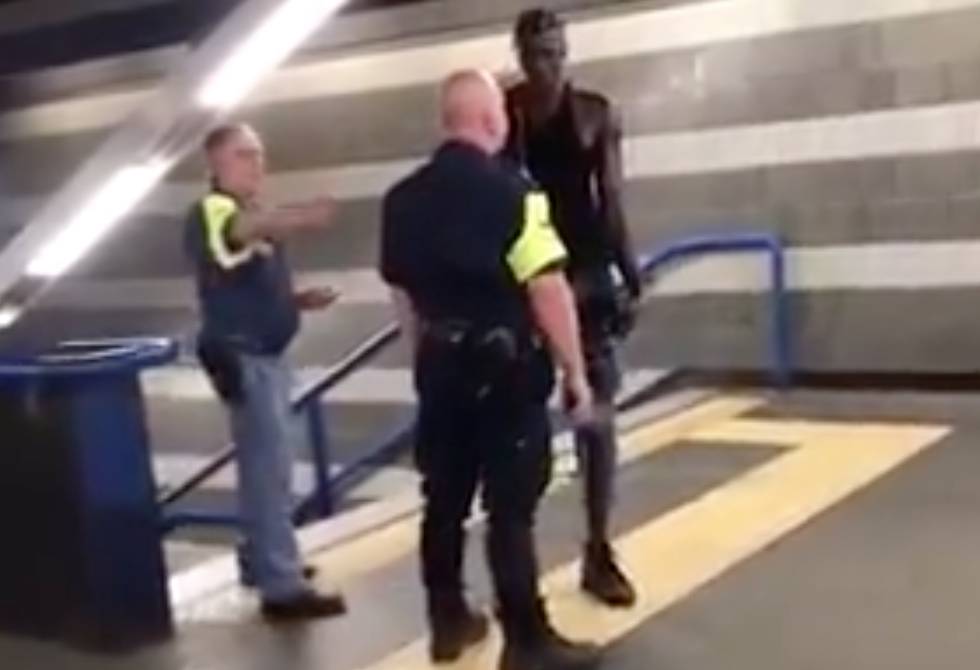 YOUTUBE Roma, lite controllori Atac e straniero: "Non toccarmi o ti ammazzo"