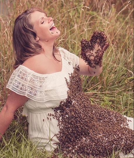 Ventimila api sul corpo di una donna incinta: l'impresa folle di una 33enne dell'Ohio