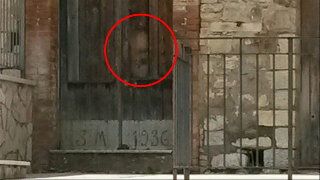 Ginestra degli Schiavoni, volto Padre Pio appare su un portone FOTO