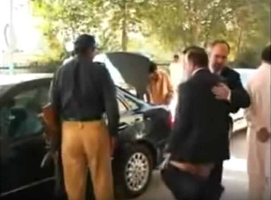 Pakistan, al ministro calano i pantaloni: imbarazzo in pubblico