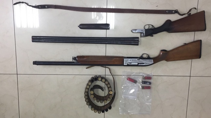 Livorno: pallone entra nel suo cortile, spara col fucile contro due ragazzi