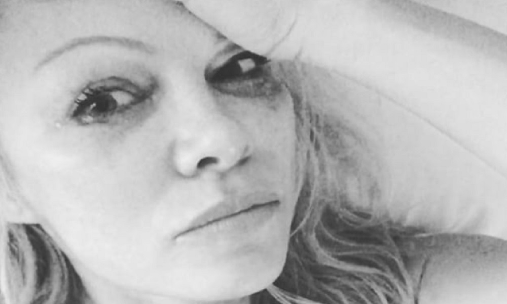 Pamela Anderson si commuove