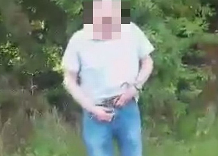 YOUTUBE Anziano abusa di una 12enne nel parco, il video mentre si riveste