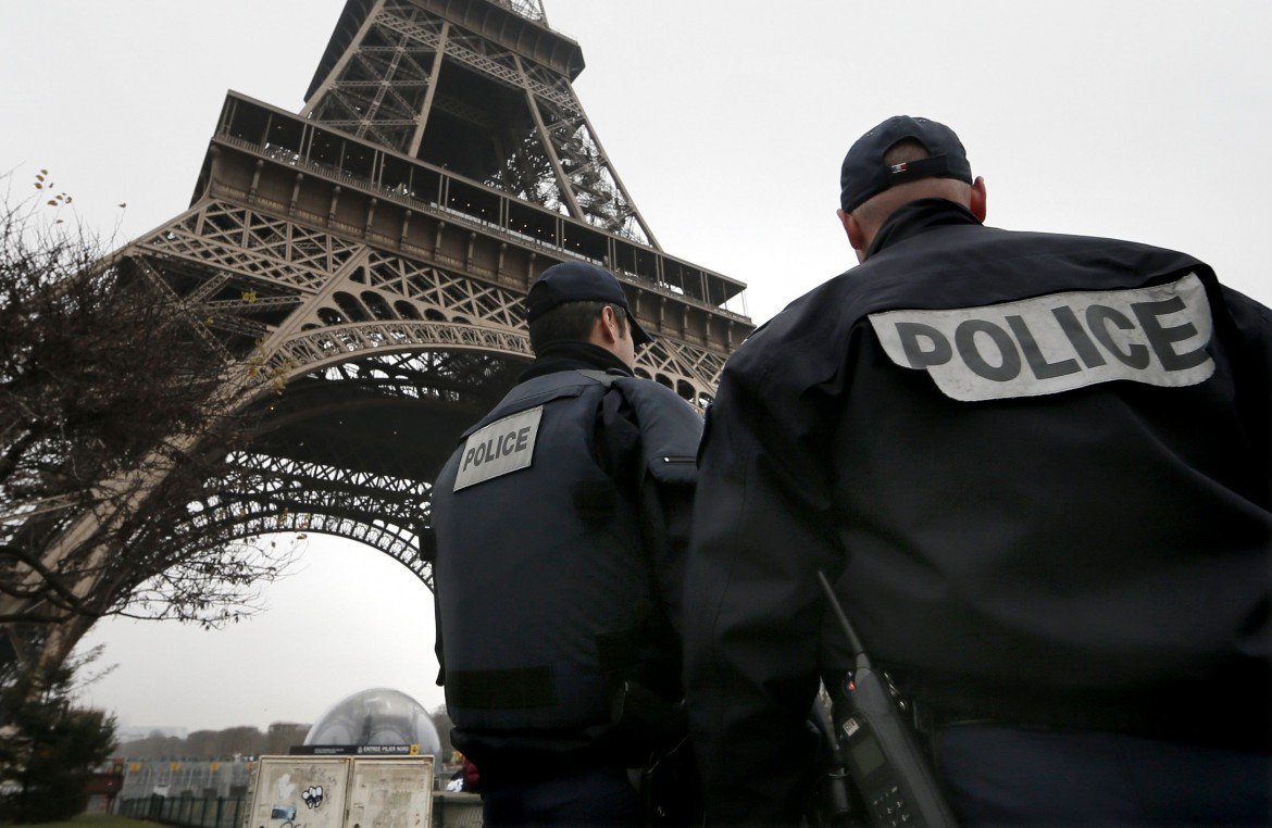 Parigi, allarme bomba: evacuata la Tour Eiffel