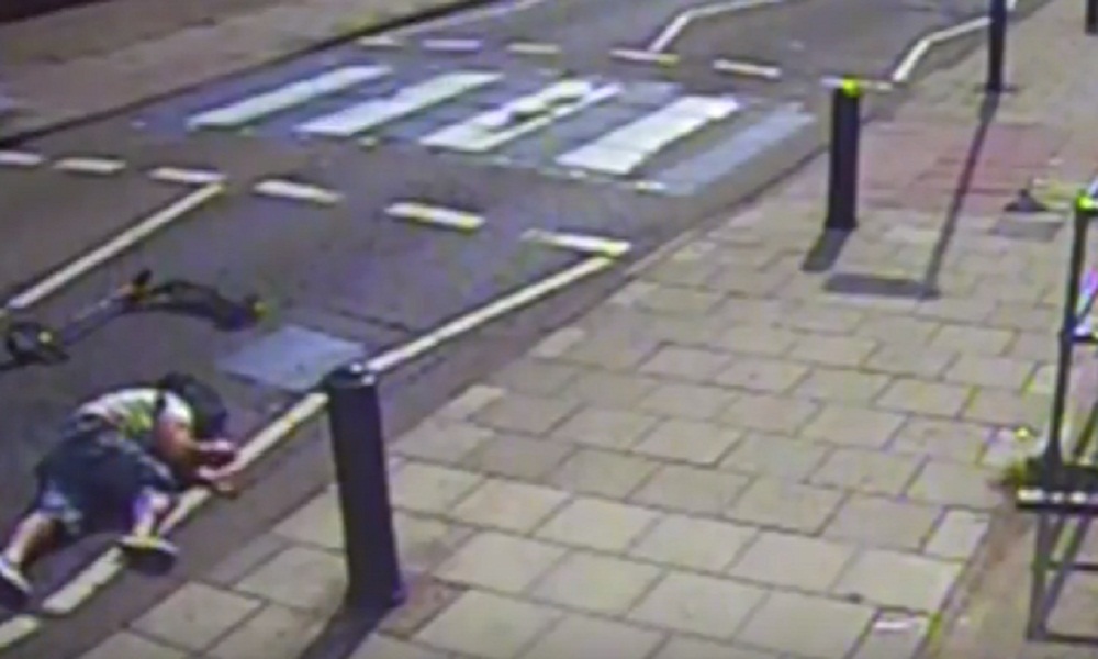 Investe un ragazzo sulle strisce, mette la retromarcia e scappa