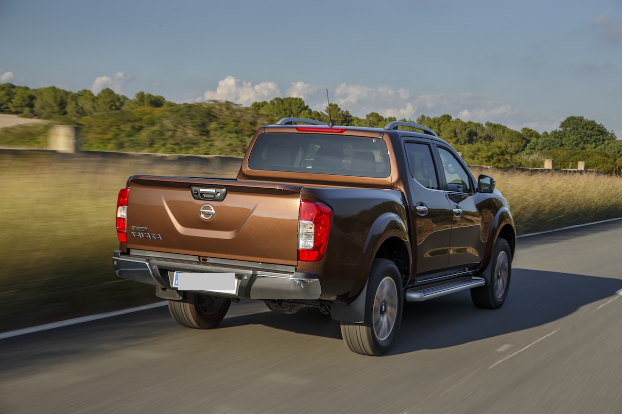Nonna alla guida del pickup svolta: la portiera si apre e la nipotina scivola via