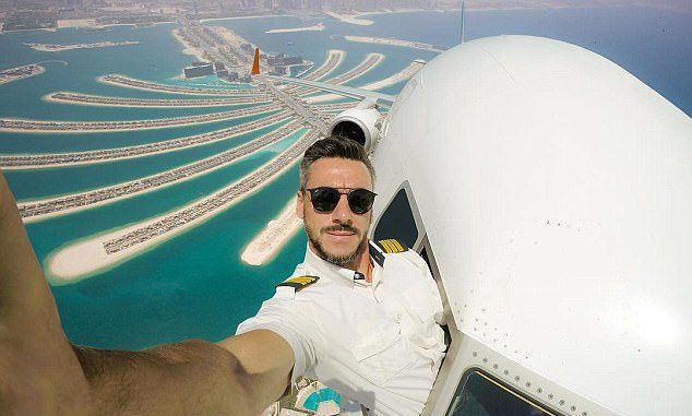Pilotganso, selfie estremi fuori da aereo FOTO