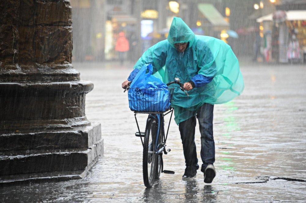 Meteo, maltempo è arrivato: pioggia, nubifragi e temperature giù di 10 gradi
