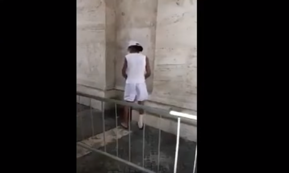 YOUTUBE Roma, fa la pipì dietro al colonnato di piazza San Pietro