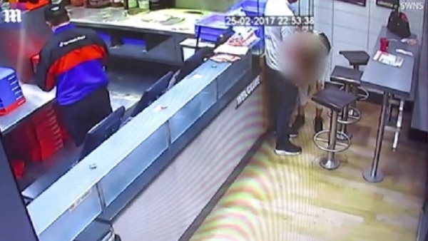 Lo fanno in una pizzeria mentre aspettano, ora rischiano il carcere