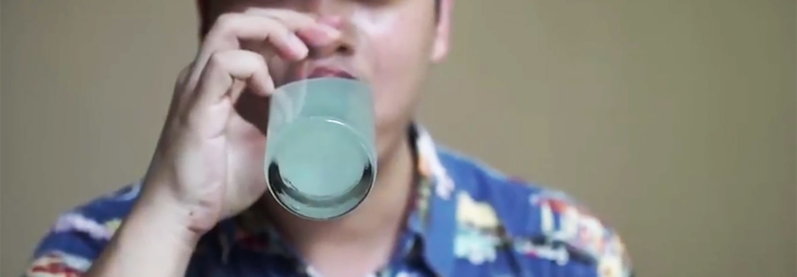 YOUTUBE Busta della spesa che si può...bere: fatta di plastica vegetale