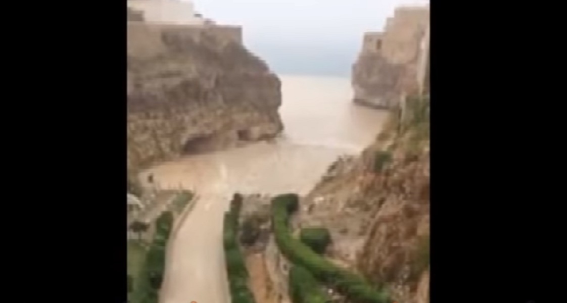 Polignano a Mare, fiume di fango invade una delle spiagge più belle