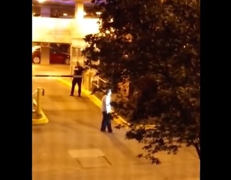 YOUTUBE Scout Schultz cammina con coltello nel campus, polizia lo ammazza