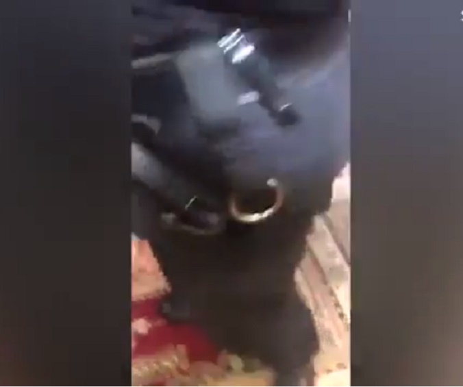 YOUTUBE Polizia entra nella moschea con le scarpe: fedeli islamici furiosi