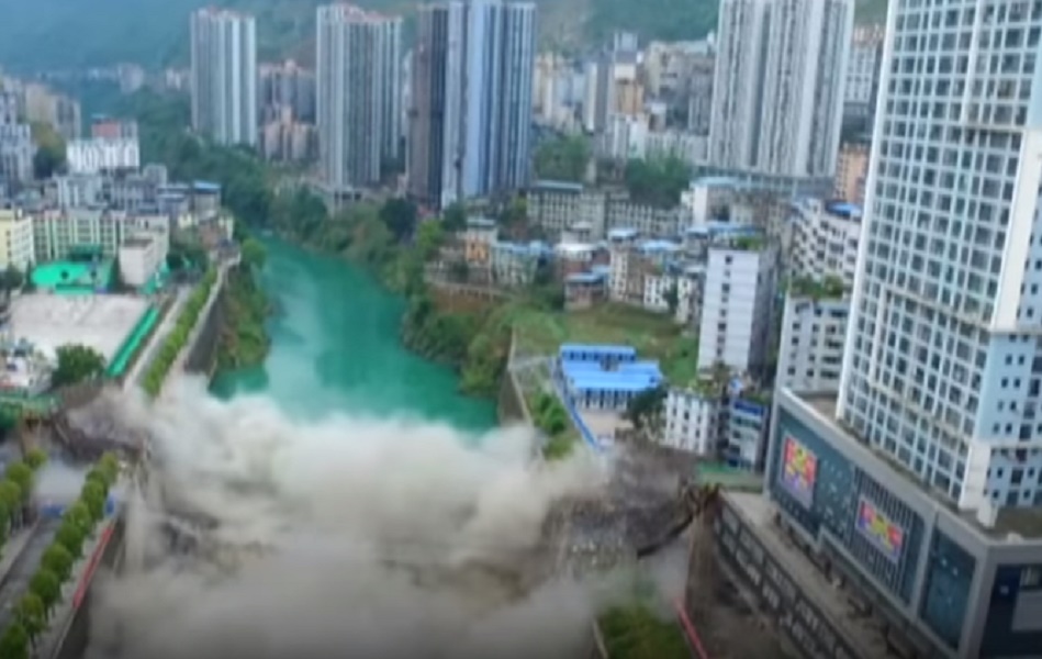 Cina, una tonnellata e mezzo di esplosivo per abbattere il ponte di 40 anni fa