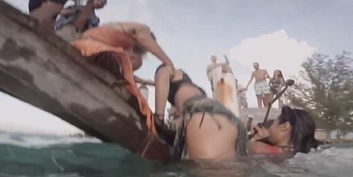 Caraibi, matrimonio romantico si trasforma in un flop: pontile crolla, tutti bagnati
