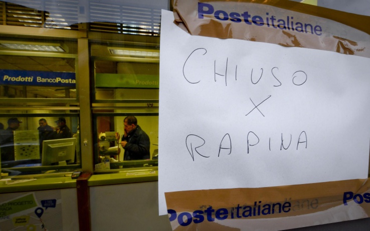 Roma: prende il numeretto, si mette in fila e tenta rapina all'ufficio postale