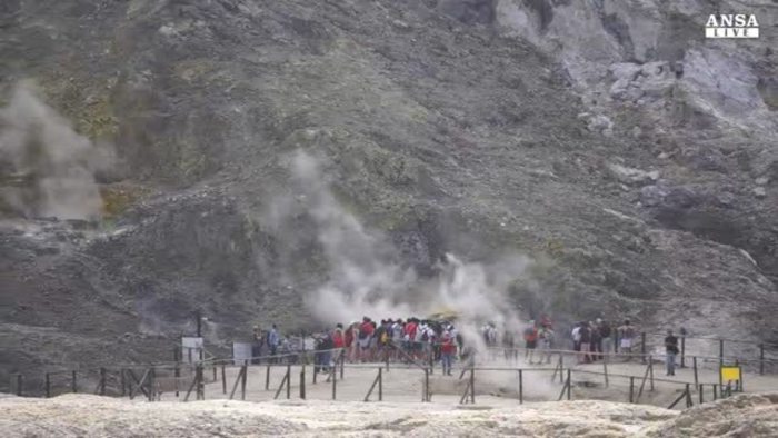 Frana alla Solfatara di Pozzuoli: famiglia intrappolata nel cratere