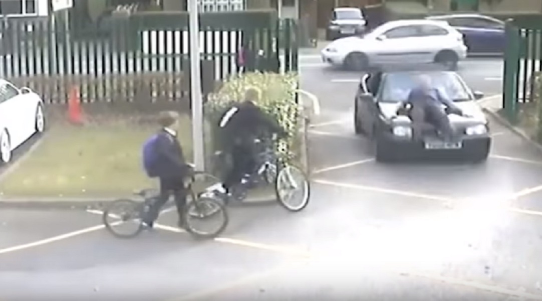 Padre investe professore: non voleva farlo entrare nel parcheggio della scuola