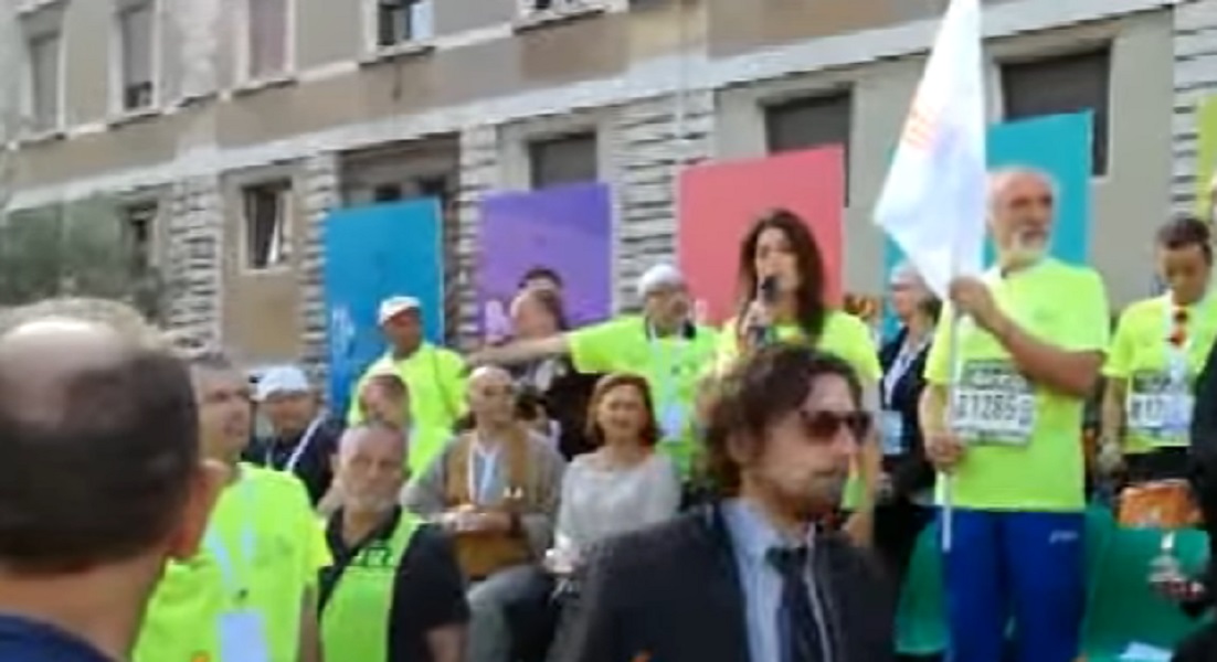 Roma, Virginia Raggi fischiata alla partenza della mezza maratona della pace