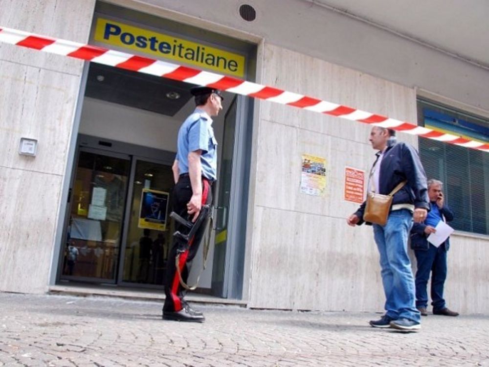 Frescada, rapina alle Poste con cintura esplosiva: "Mi faccio saltare in aria". Bottino 10mila€