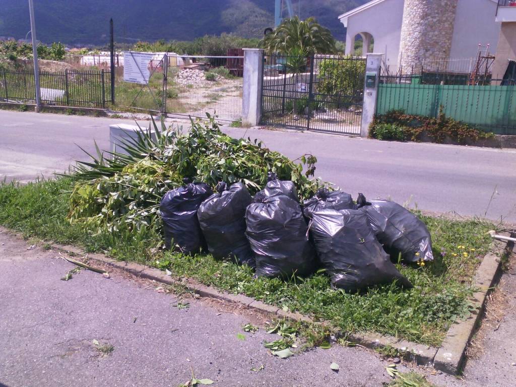 SCARICA RIFIUTI NELL'AIUOLA. IL SINDACO LO SMASCHERA COSì...