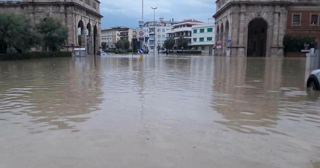 Fiumi tombati per costruirci sopra: 12mila chilometri. Così ci regaliamo alluvione e morti