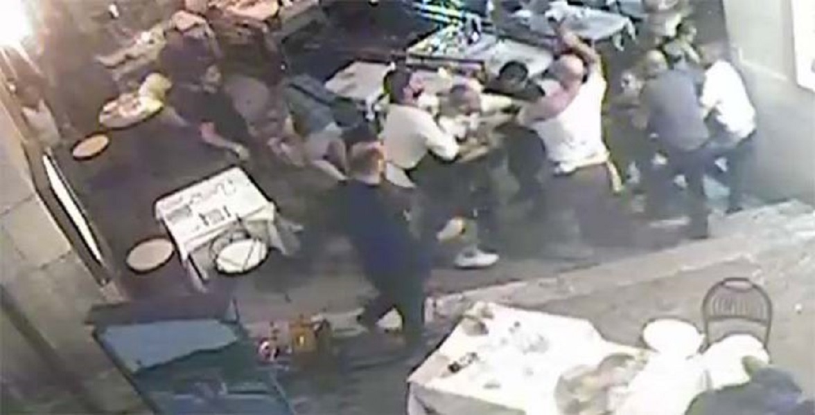 YOUTUBE Taormina, botte tra ristoratori: rissa per accaparrarsi clienti