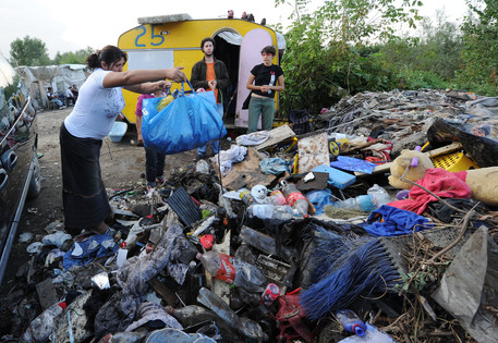 Pianura (Napoli), tornano campi rom, roghi notturni e rifiuti