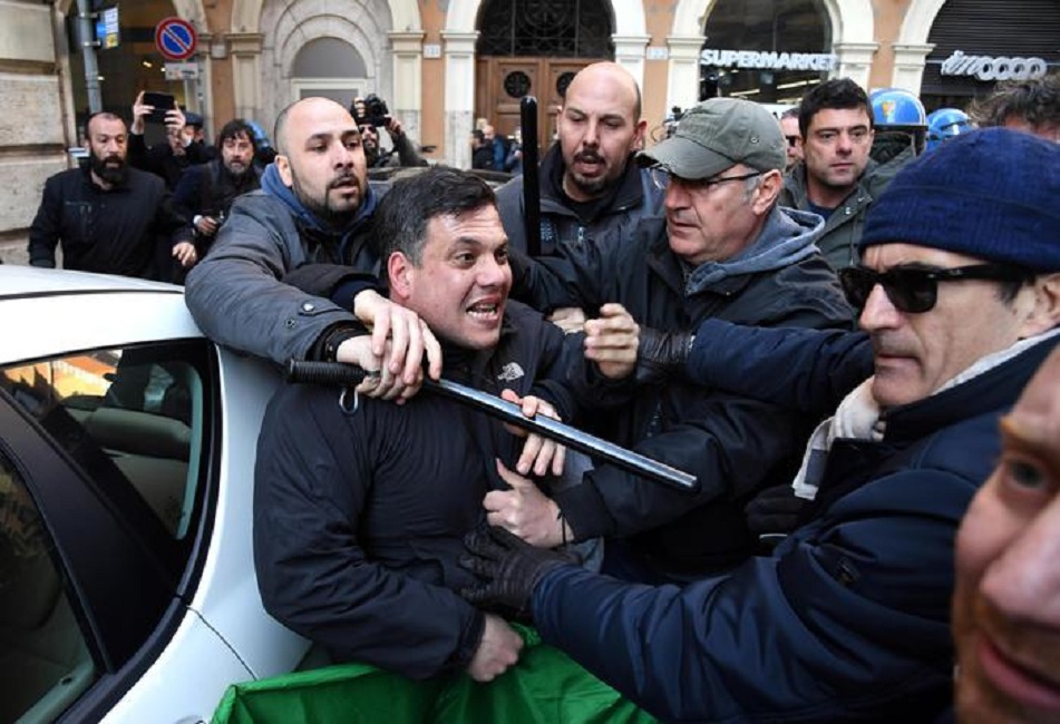 Roma, arrestati 4 neofascisti: impedivano l'ingresso in casa popolare a famiglia italo-eritrea