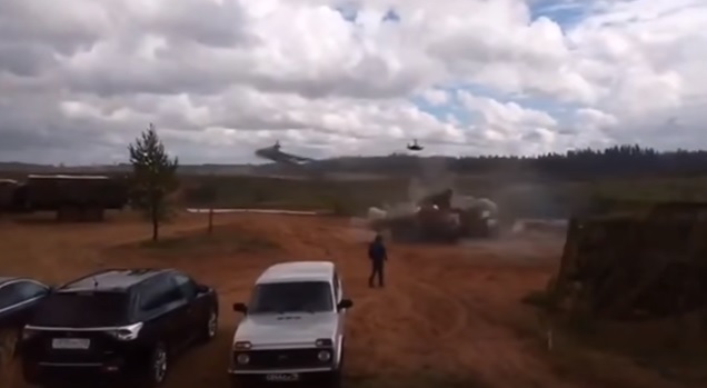 YOUTUBE Russia, elicottero militare sbaglia la mira e spara alle auto parcheggiate