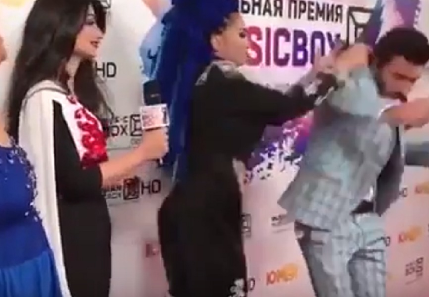 Presentatore è il suo ex, popstar russia lo schiaffeggia sul red carpet