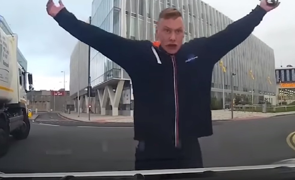 YOUTUBE Ciclista impazzito aggredisce tassista: "Mi hai fatto cadere". In realtà...