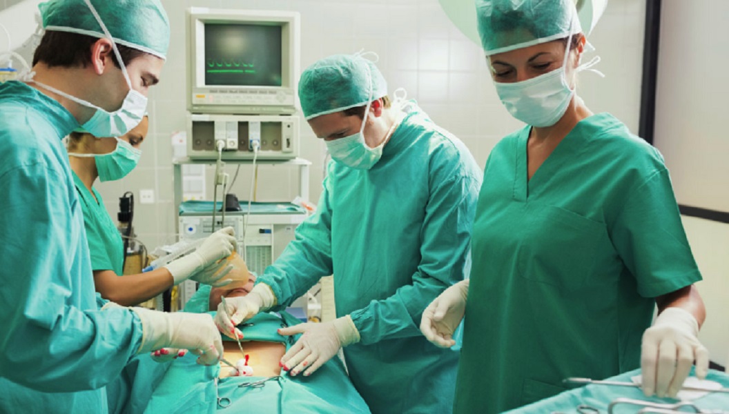 La operano al naso: si risveglia e per tre ore parla solo in inglese