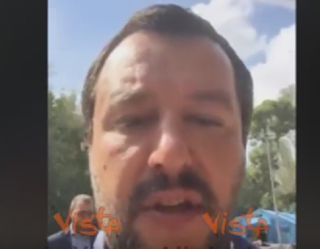 YOUTUBE Salvini al centro di accoglienza scherza con i giornalisti: "Io sono entrato e voi..."