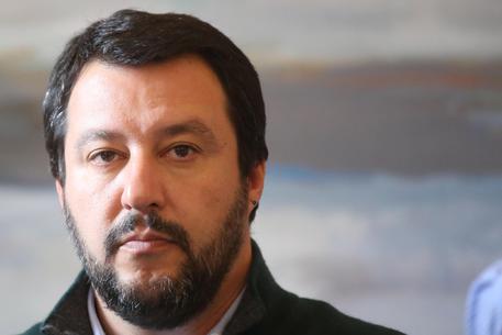 Lega, conti correnti bloccati. Salvini: "Magistratura ci vuol far fuori". Renzi: "Ma se hanno rubato..."