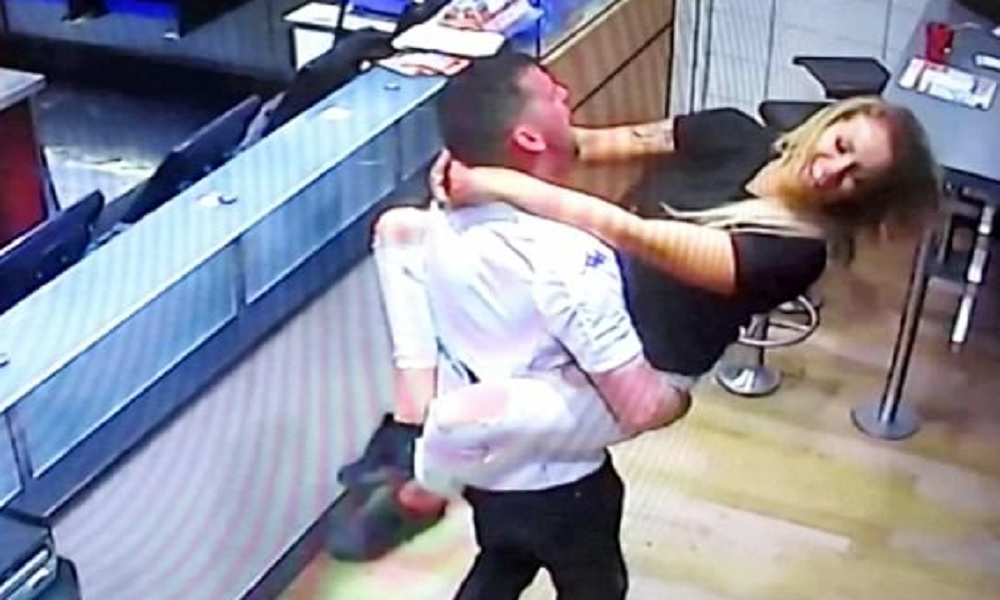 Ordinano la pizza. ​Poi fanno sesso sul bancone VIDEO