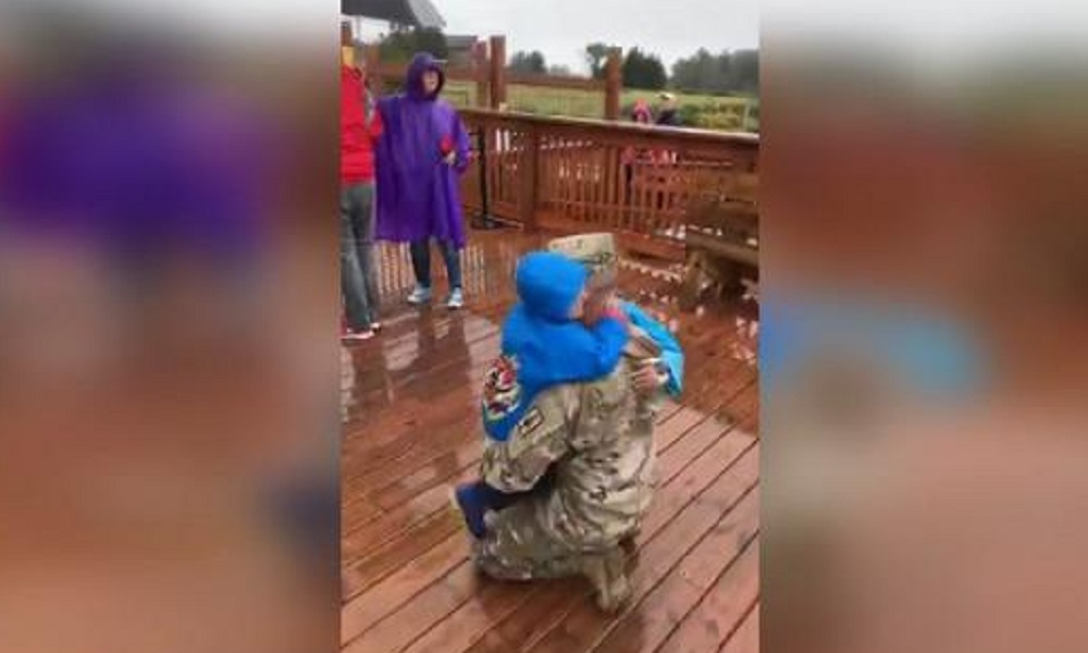 Stati Uniti, il soldato torna dopo 9 mesi dalla missione: la sorpresa del soldato ai figli VIDEO