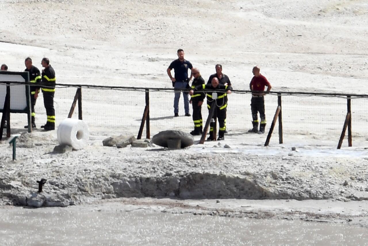 Pozzuoli, famiglia morta alla Solfatara. Testimone: "Guida disperata e bimbo da solo" VIDEO