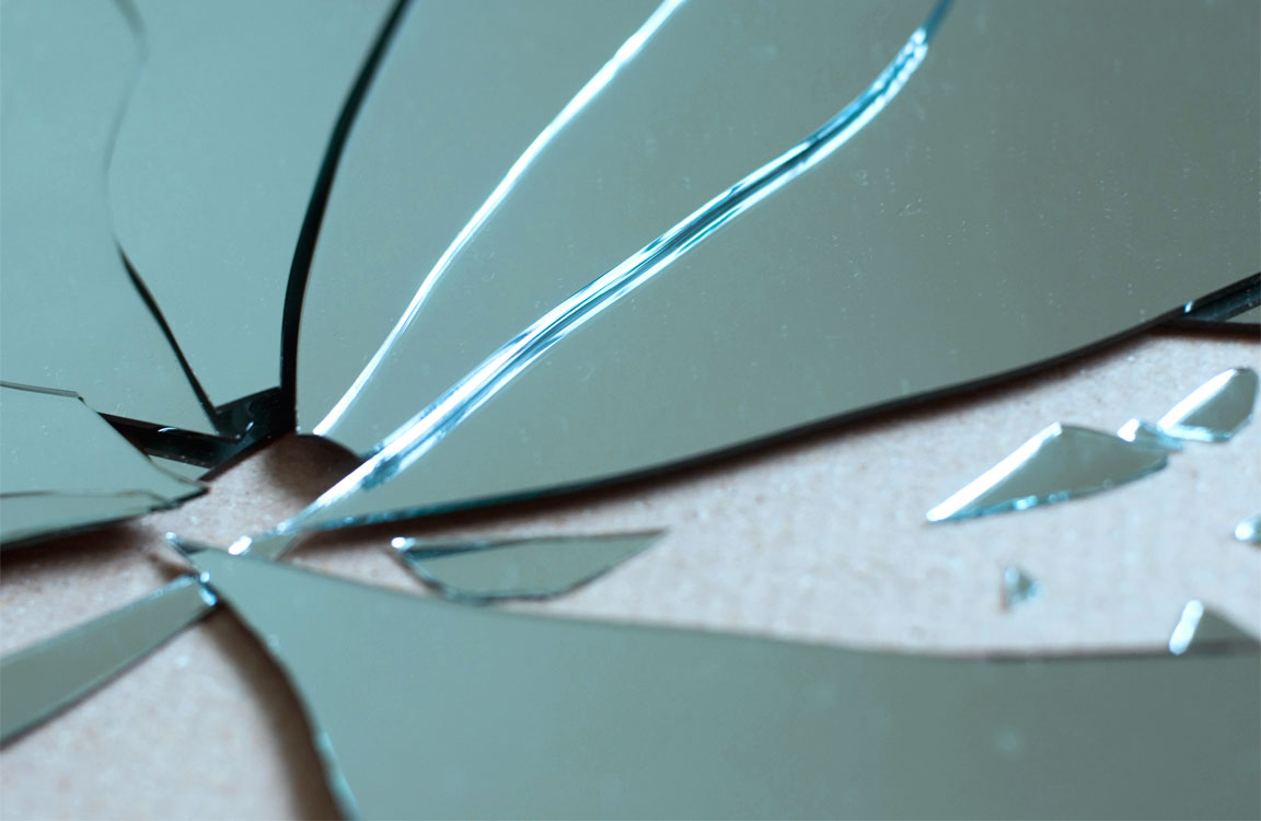 Rompe uno specchio, scheggia la ferisce all'arteria e lei rischia di morire