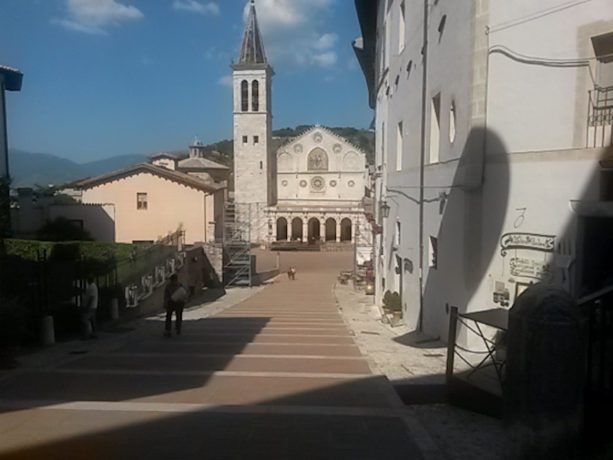 YOUTUBE Spoleto, auto scende scalinata del Duomo
