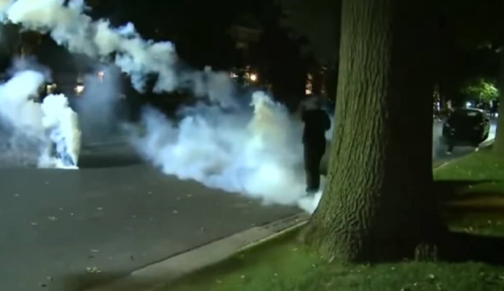 YOUTUBE St Louis, assolto poliziotto che uccise nero: scontri, vernice contro casa sindaco