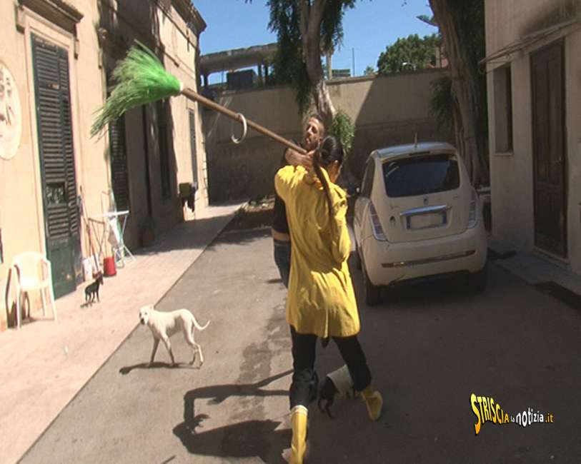 Striscia la Notizia, Stefania Petyx aggredita con scopa e secchiate a Palermo