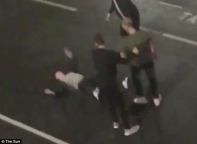 Campione cricket rifila quindici cazzotti a due giovani in strada