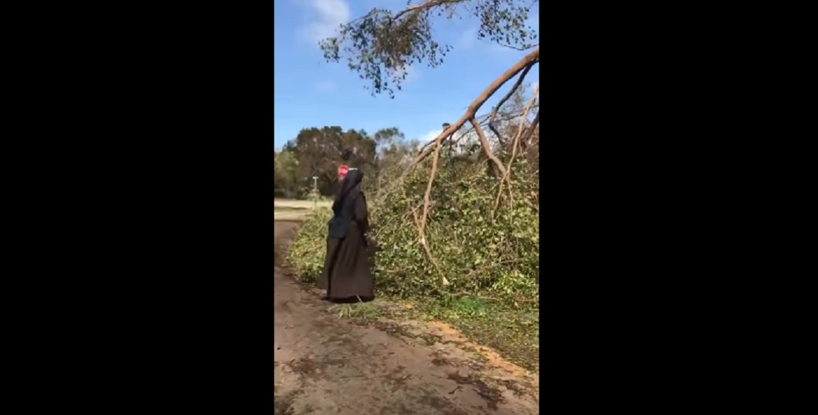 Uragano Irma, suor Margaret Ann ripulisce le strade con la motosega
