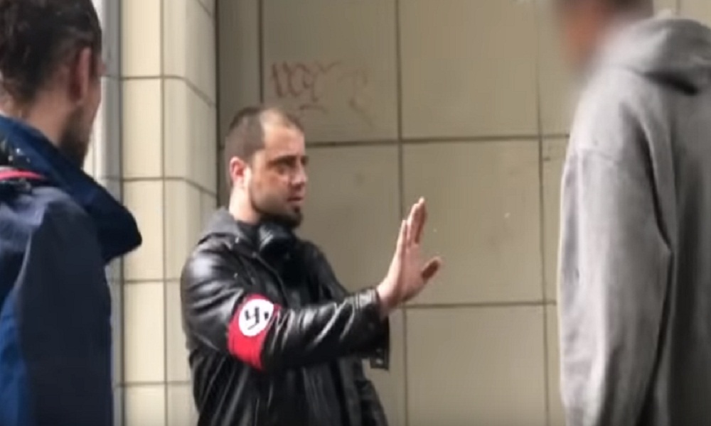 YOUTUBE Gira per Seattle con una svastica al braccio e viene messo KO