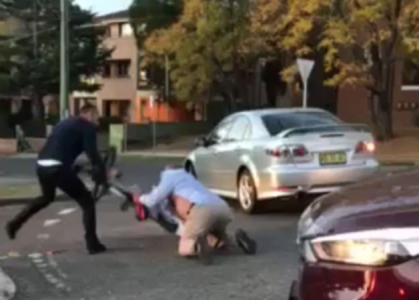 Sydney, auto contro bici nella rotatoria: ciclista picchia l'automobilista e scappa via